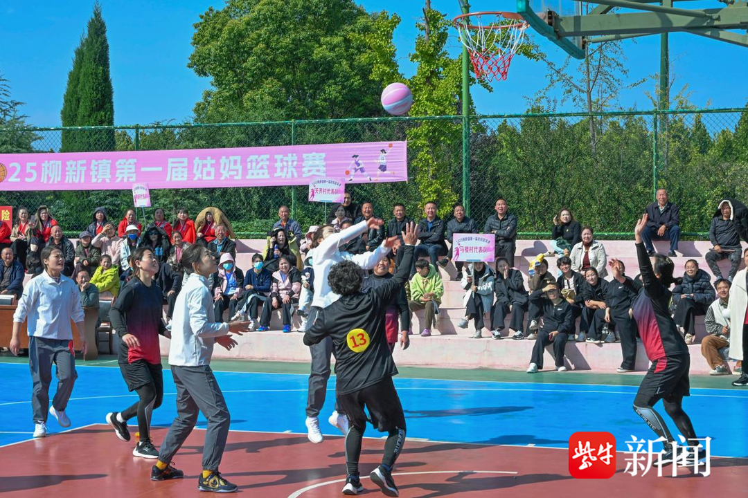 笑闹着争抢, 村女性打造 笑闹着争抢, 村女性打造